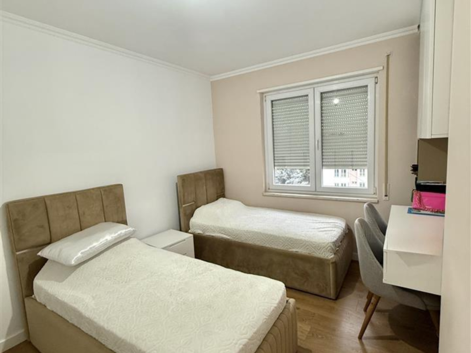 Tirane, jepet me qera apartament 2+1+Ballkon Kati 4, 110 m² 1.000 € (RRUGA ELBASANIT)