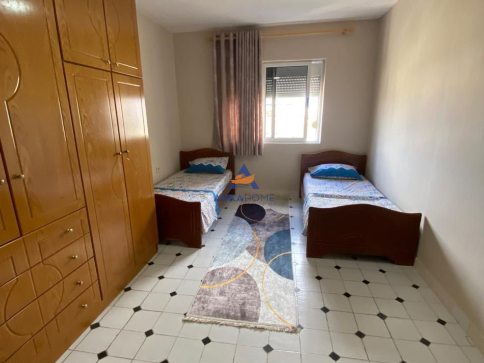 Tirane, jepet me qera apartament 2+1+Ballkon Kati 5, 100 m² 650 € (PRANE AMBASADES AMERIKANE RRUGA ALI VISHA)