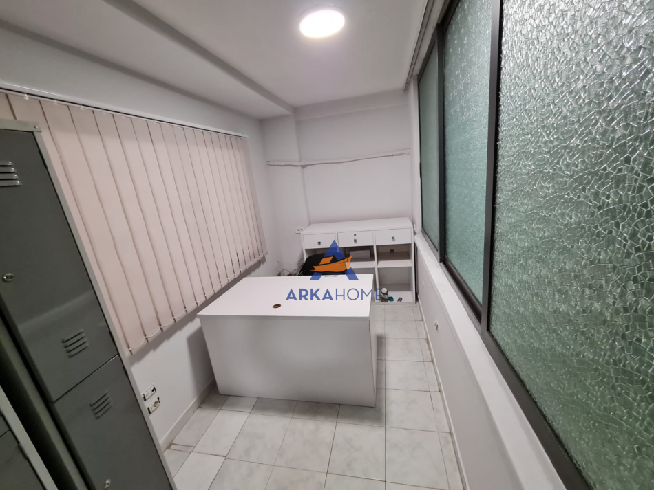 Tirane, jepet me qera ambjent biznesi Kati 1, 120 m² 850 € (PRANË MYSTIC OSE LSI,ISH BLLOK)