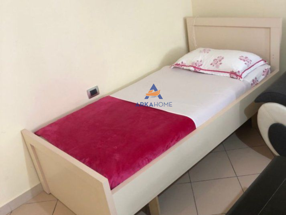 Tirane, jepet me qera apartament 1+1+Ballkon Kati 4, 65 m² 500 € (RRUGA E ZALLIT)