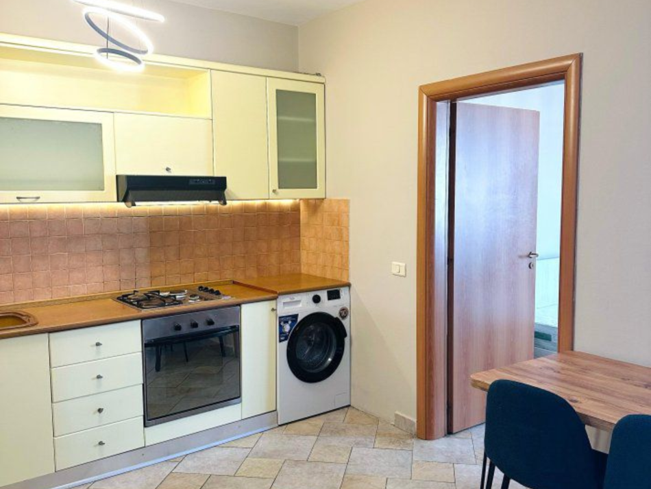 Tirane, jepet me qera apartament 1+1+Ballkon Kati 15, 60 m² 600 € (9 KATESHET)