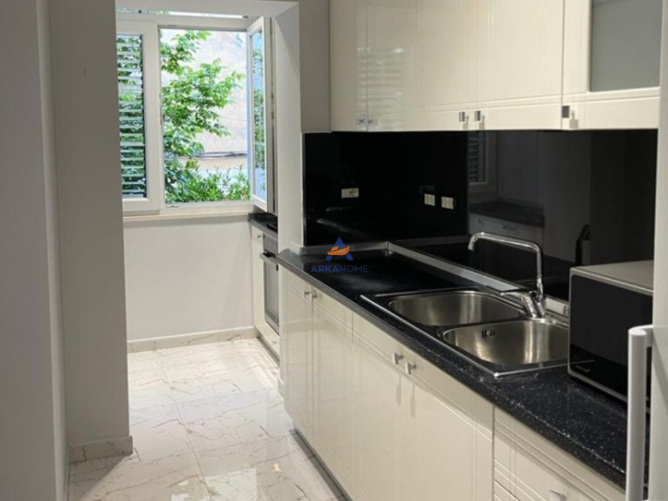 Tirane, shitet apartament 1+1 Kati 2, 60 m² 200.000 € (LIQENI ARTIFICIAL)