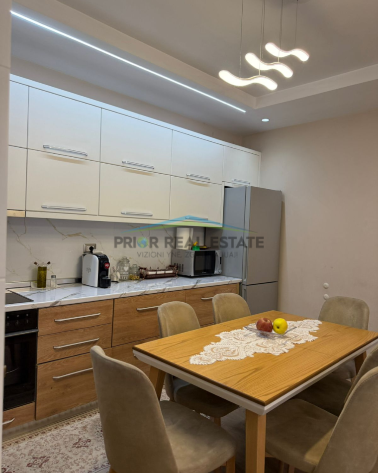 Tirane, jepet me qera apartament 2+1+Ballkon Kati 6, 93 m² 800 € (Don Bosko)
