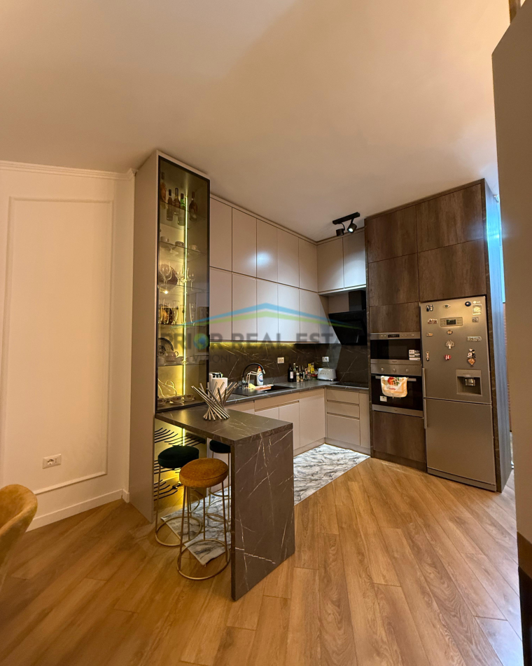Tirane, jepet me qera apartament 1+1+Ballkon Kati 3, 65 m² 600 € (Teleferik)