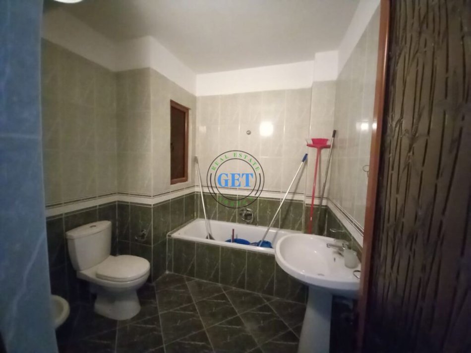 Durres, jepet me qera apartament 3+1+Ballkon Kati 3, 145 m² 500 € (Tregu Fshatar)