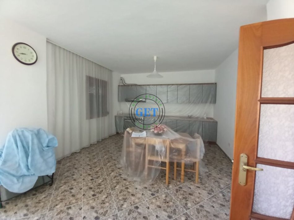 Durres, jepet me qera apartament 3+1+Ballkon Kati 3, 145 m² 500 € (Tregu Fshatar)