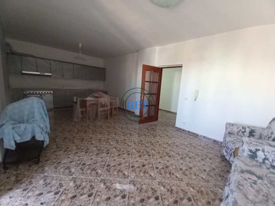 Durres, jepet me qera apartament 3+1+Ballkon Kati 3, 145 m² 500 € (Tregu Fshatar)