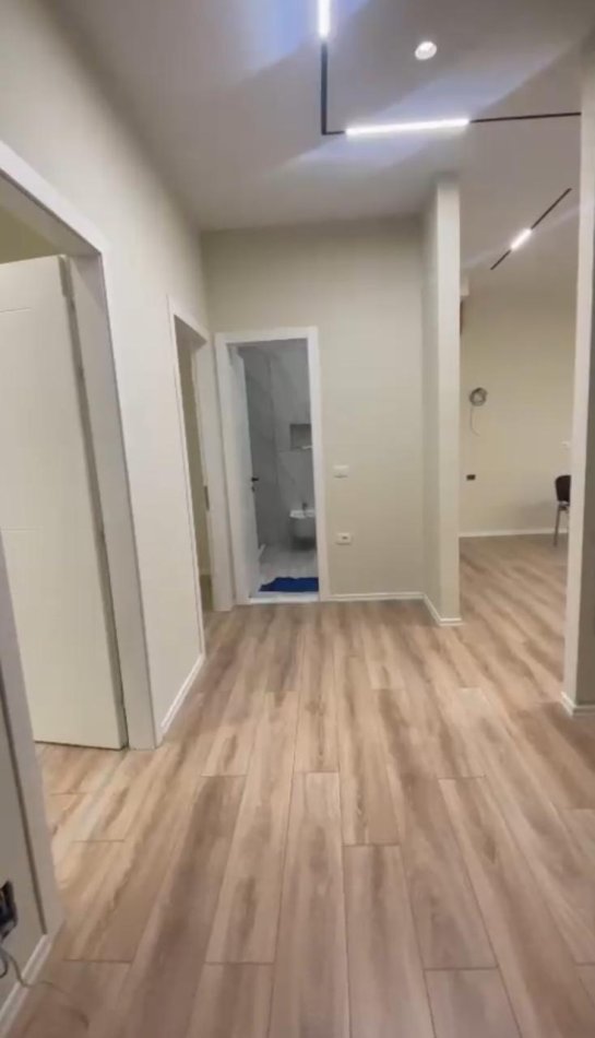 Tirane, jepet me qera ambjent biznesi Kati 1, 112 m² 800 € (Brryli)