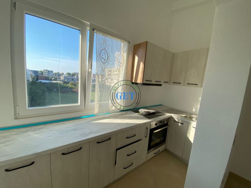 Durres, jepet me qera shtepi 3+1 Kati 0, 130 m² 300 € (Prane &quot;Royal Gas&quot;, Durres)