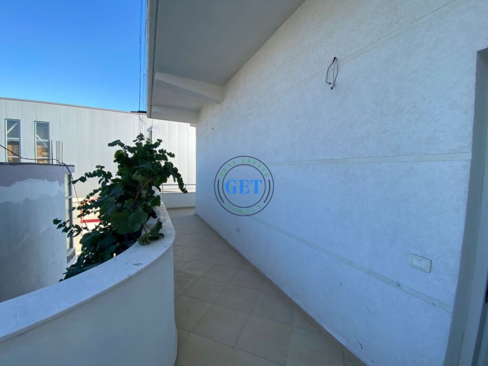 Durres, jepet me qera shtepi 3+1 Kati 0, 130 m² 300 € (Prane &quot;Royal Gas&quot;, Durres)