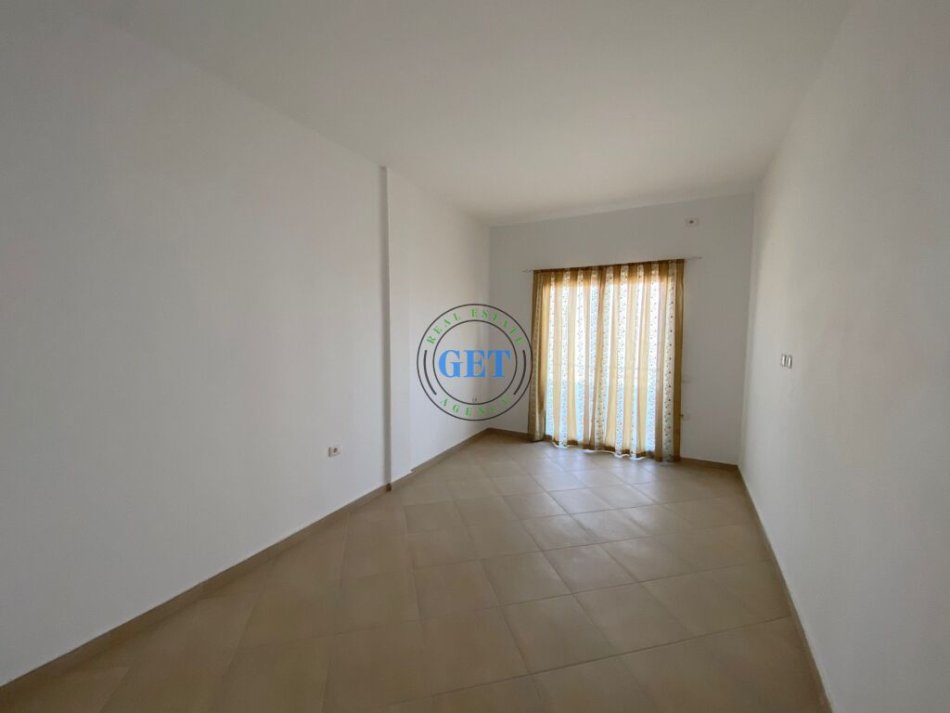 Durres, jepet me qera shtepi 3+1 Kati 0, 130 m² 300 € (Prane &quot;Royal Gas&quot;, Durres)