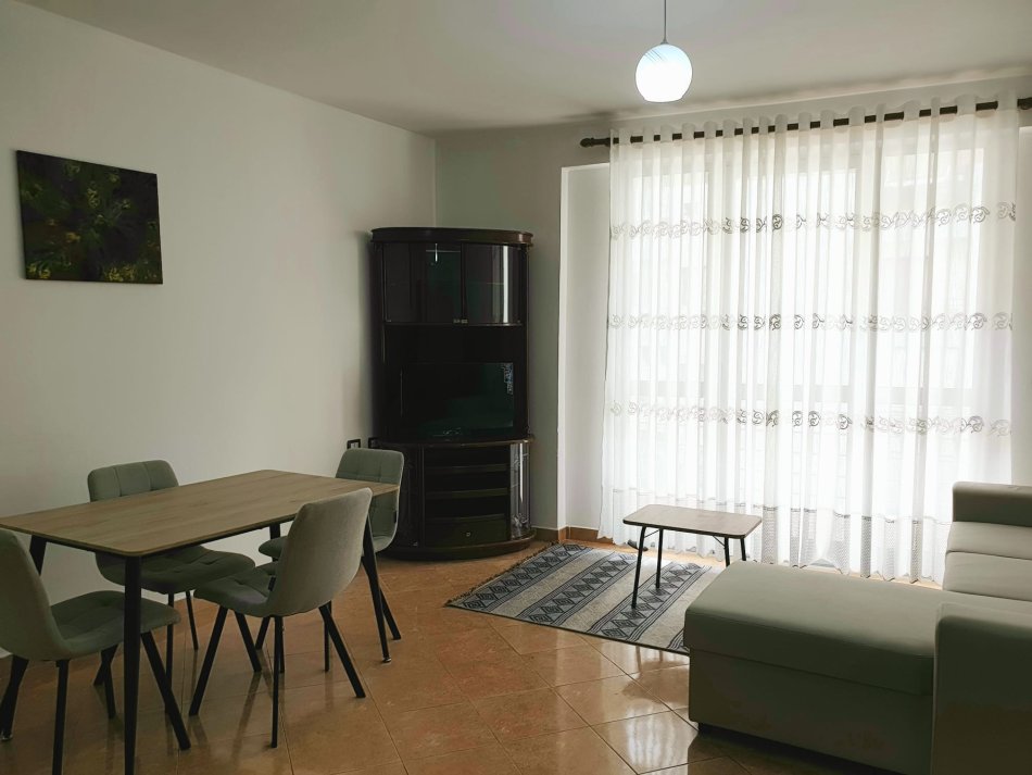 Tirane, jepet me qera apartament 2+1+Ballkon Kati 4, 100 m² 400 € (Rrga Besim Alla, Yzberisht)
