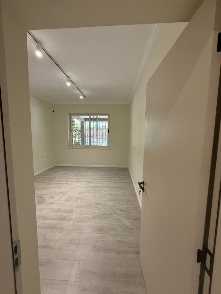 Tirane, jepet me qera ambjent biznesi Kati 0, 80 m² 1.500 € 