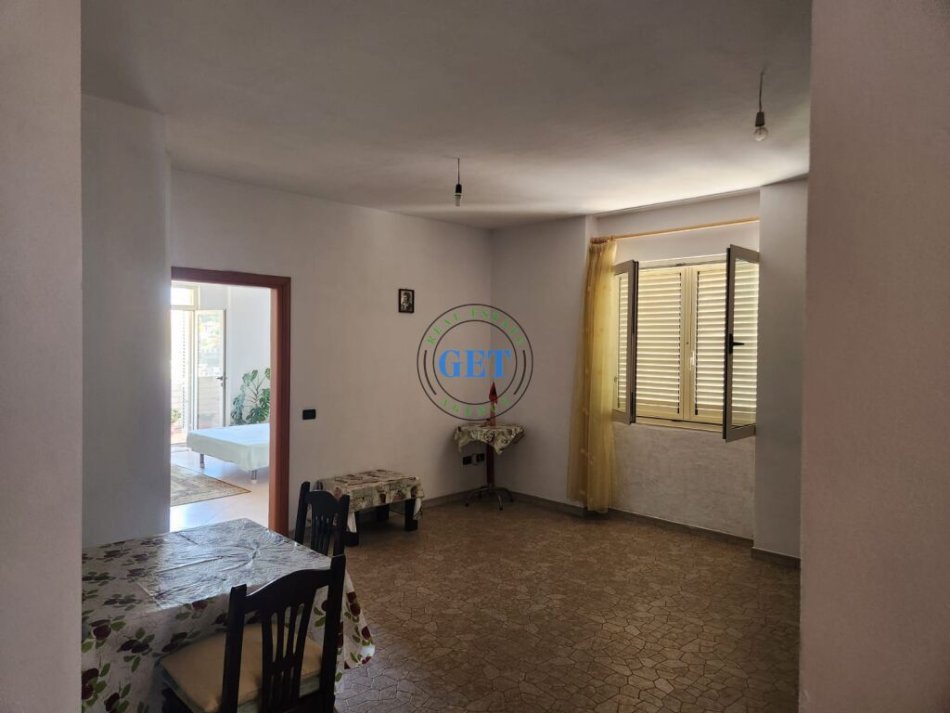 Durres, jepet me qera apartament 4+1 , 126 m² 300 € 