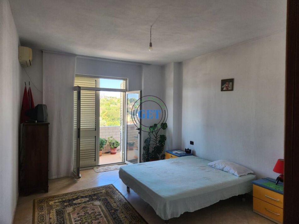 Durres, jepet me qera apartament 4+1 , 126 m² 300 € 