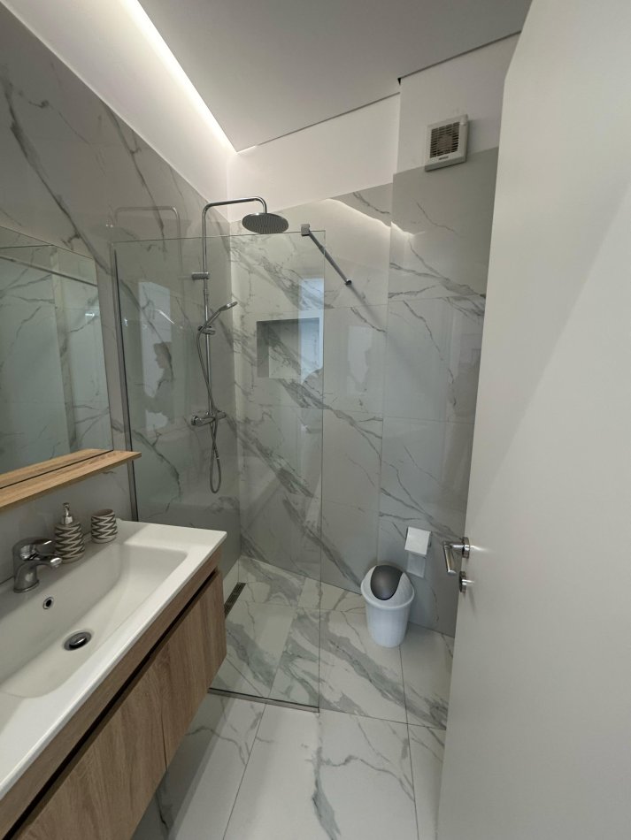 Tirane, jepet me qera apartament Kati 3, 70 m² 600 € (ish fusha e aviacionit)