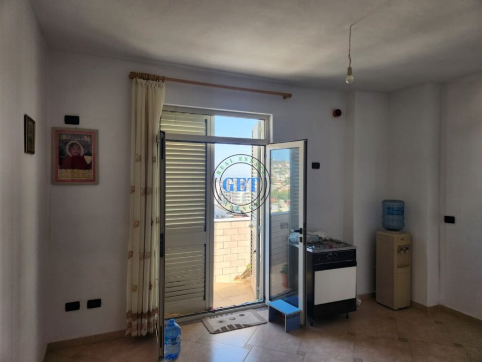 Durres, jepet me qera apartament 4+1 , 126 m² 300 € 
