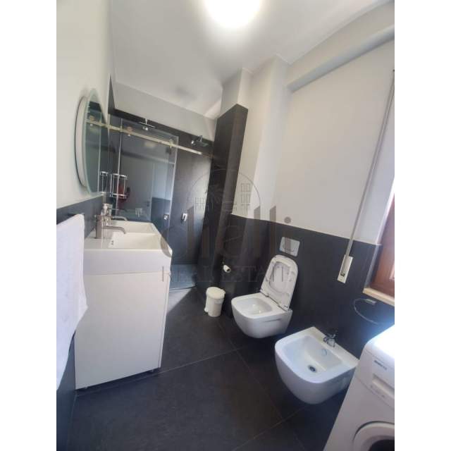 Tirane, shitet apartament 3+1 Kati 4, 134 m² 300.000 Euro (Liqeni i Tiranes)