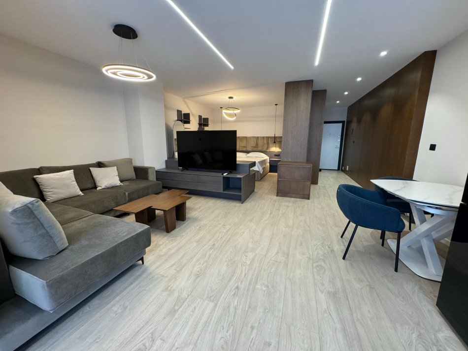 Tirane, jepet me qera apartament 1+1 Kati 6, 900 € (Zone qendrore)