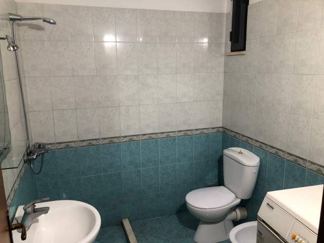 Tirane, jepet me qera apartament 2+1+BLK Kati 4, 85 m² 450 Euro (rruga Peti)