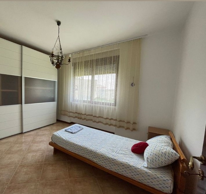 Tirane, jepet me qera shtepi 2+1+Ballkon Kati 2, 100 m² 350 € (Kodra e Priftit , prane shkolles mrekullia)