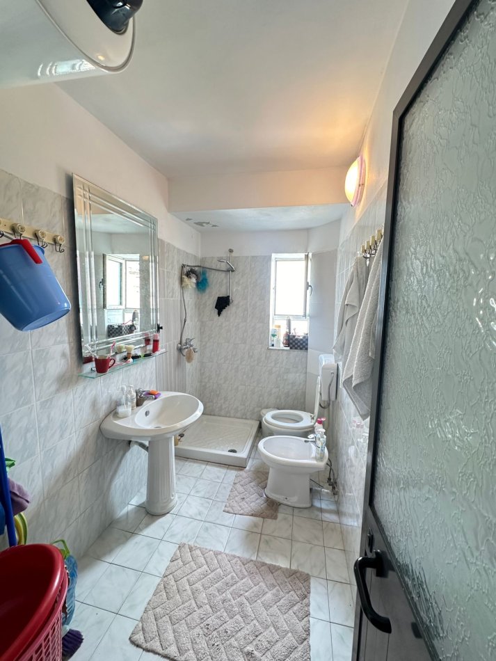 Tirane, shes apartament 3+1+Ballkon, Kati 3, 103 m2 144,000 € (Xhamllik)