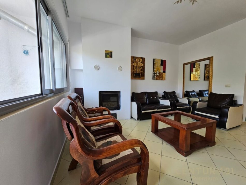 Tirane, jepet me qera apartament 2+1 Kati 2, 119 m² 400 € (ne zonen e Kopshtit Botanik)