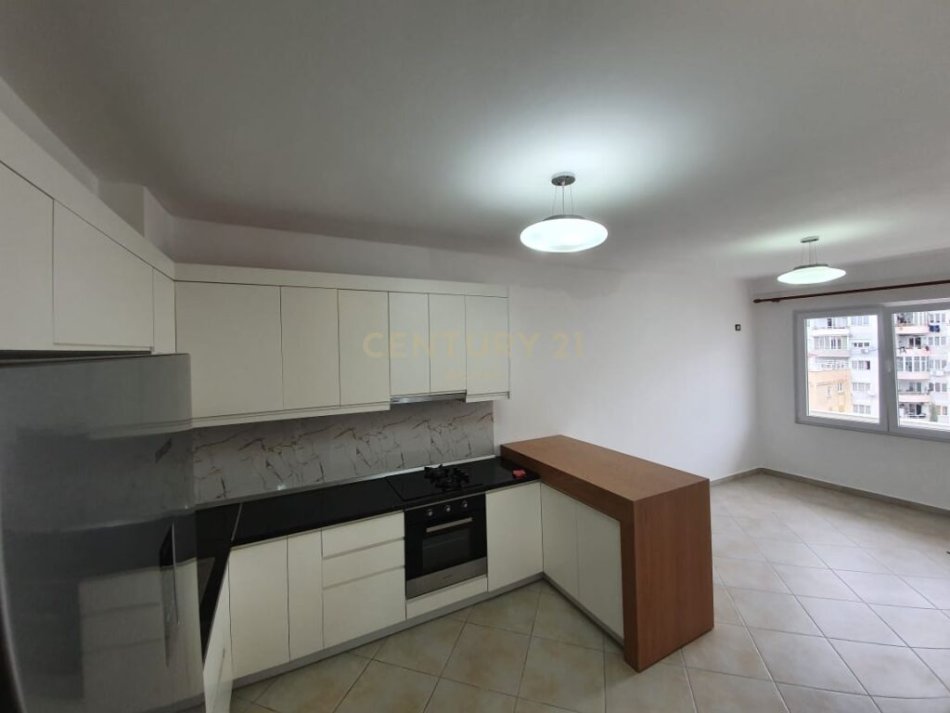 Tirane, shitet apartament 2+1+Ballkon Kati 3, 90 m² 90.000 € (Kodra e Priftit, ne pallat me ashensor afer me shkollen "Mrekullia")