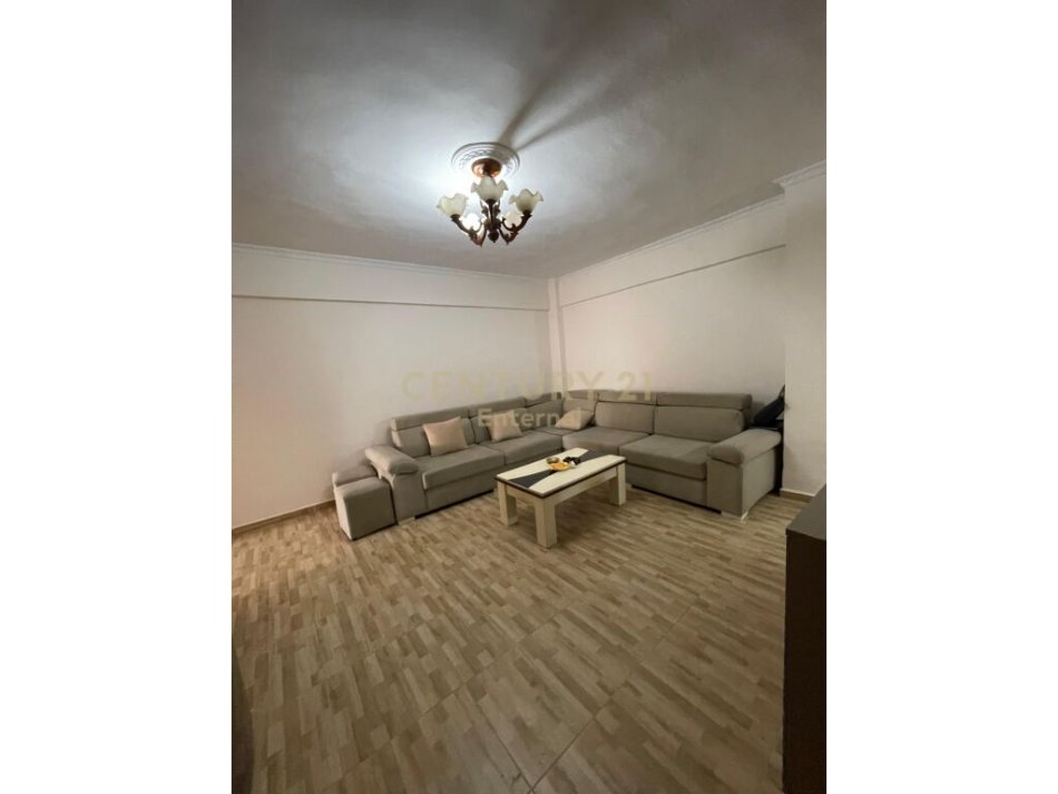 Tirane, jepet me qera apartament 1+1+Ballkon Kati 2, 85 m² 450 € (ne Laprake)