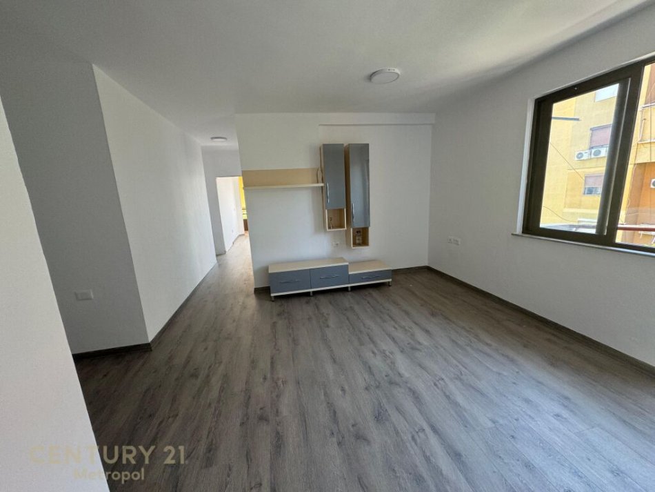 Tirane, shitet apartament 2+1+Ballkon Kati 6, 127.000 € (ish Fusha e Aviacionit)