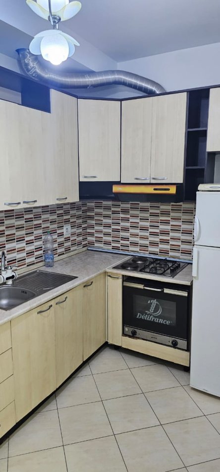 Tirane, jepet me qera apartament 2+1 Kati 3, 90 m² 550 € (QENDER)