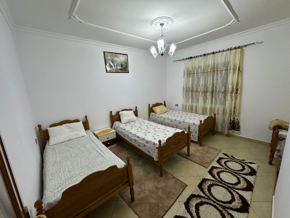 Tirane, jepet me qera apartament 2+1 Kati 1, 136 m² 550 € (5 maji)
