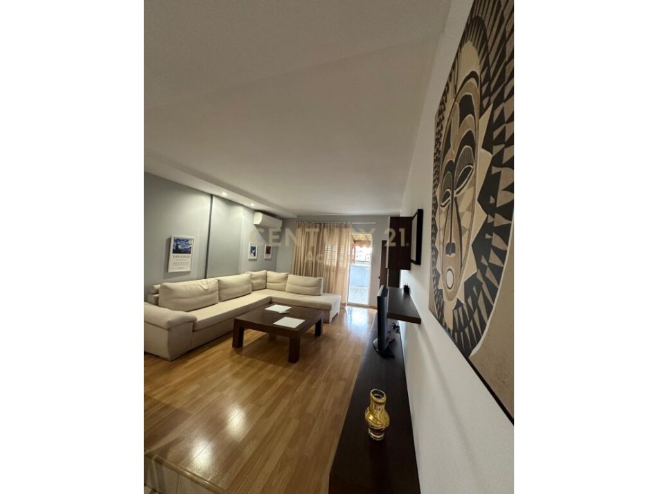 Tirane, jepet me qera apartament 2+1 Kati 7, 127 m² 650 € (apartament 2+1+verande tek pazari i ri!)