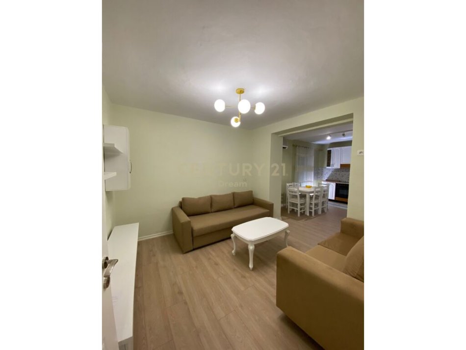 Tirane, jepet me qera apartament 3+1+Ballkon Kati 2, 101 m² 600 € (ne Xhamllik, ne Rrugen Xhanfize Keko)