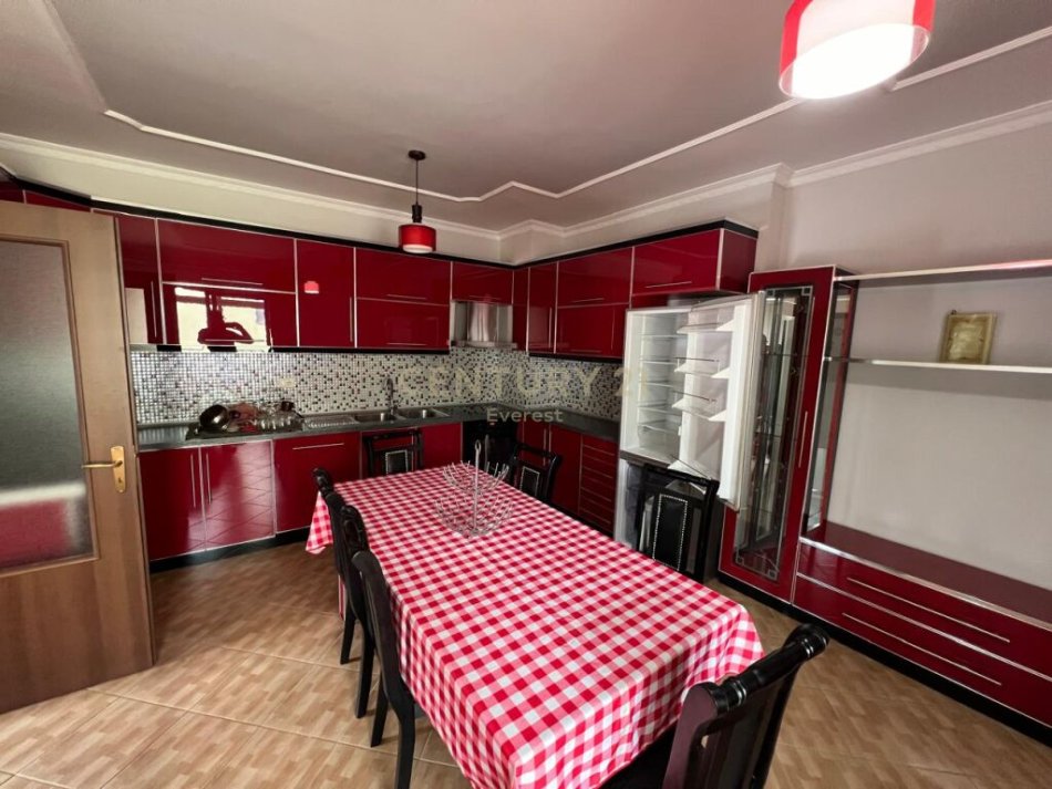 Tirane, jepet me qera apartament 2+1 Kati 5, 96 m² 500 € (tek Shkolla e Bashkuar, pallat i ri)