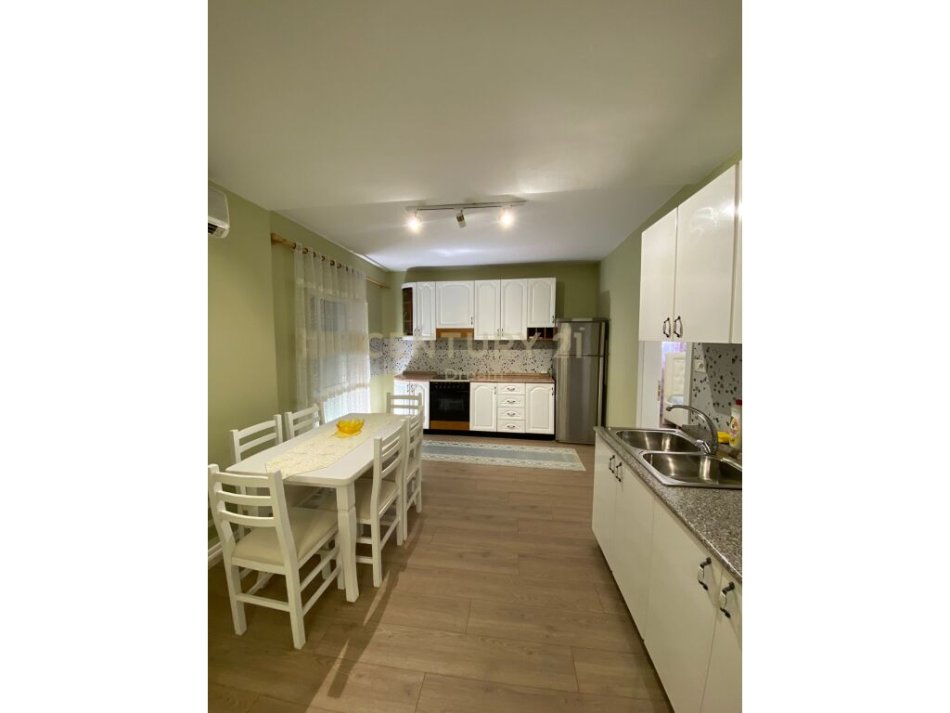 Tirane, jepet me qera apartament 3+1+Ballkon Kati 2, 101 m² 600 € (ne Xhamllik, ne Rrugen Xhanfize Keko)