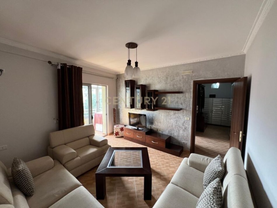 Tirane, jepet me qera apartament 2+1 Kati 5, 96 m² 500 € (tek Shkolla e Bashkuar, pallat i ri)