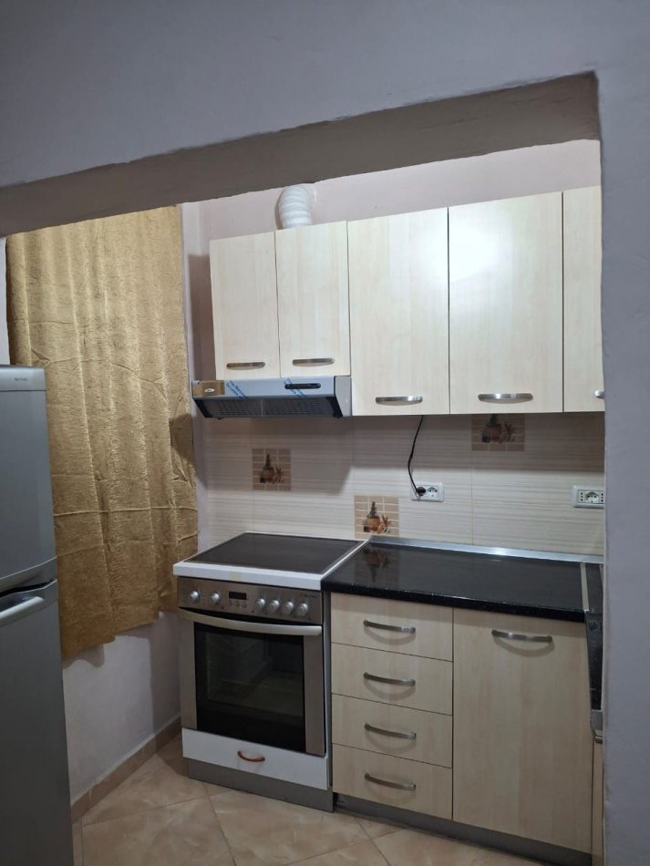 Tirane, jepet me qera apartament 1+1 Kati 1, 55 m² 450 € (Medrese)