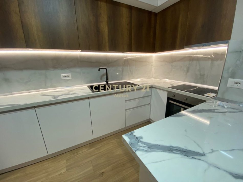Tirane, jepet me qera 450Euro/Muaj apartament 1+1 Kati 7, (Kompleksi Zirkon (prane QSUT))