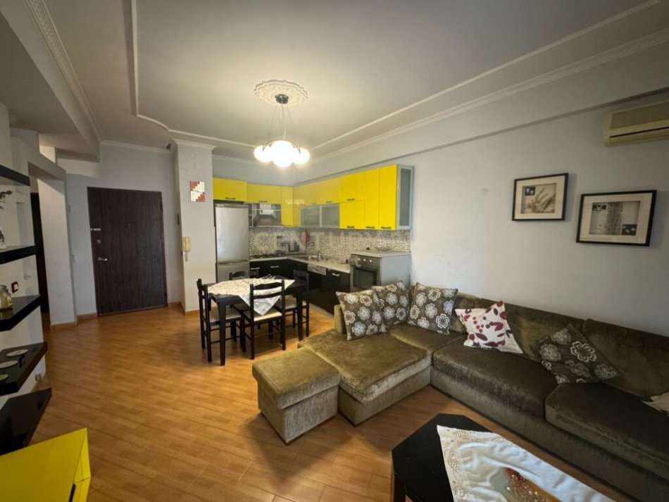 Tirane, jepet me qera apartament 2+1 Kati 7, 72 m² 530 € (Komunen e Parisit)