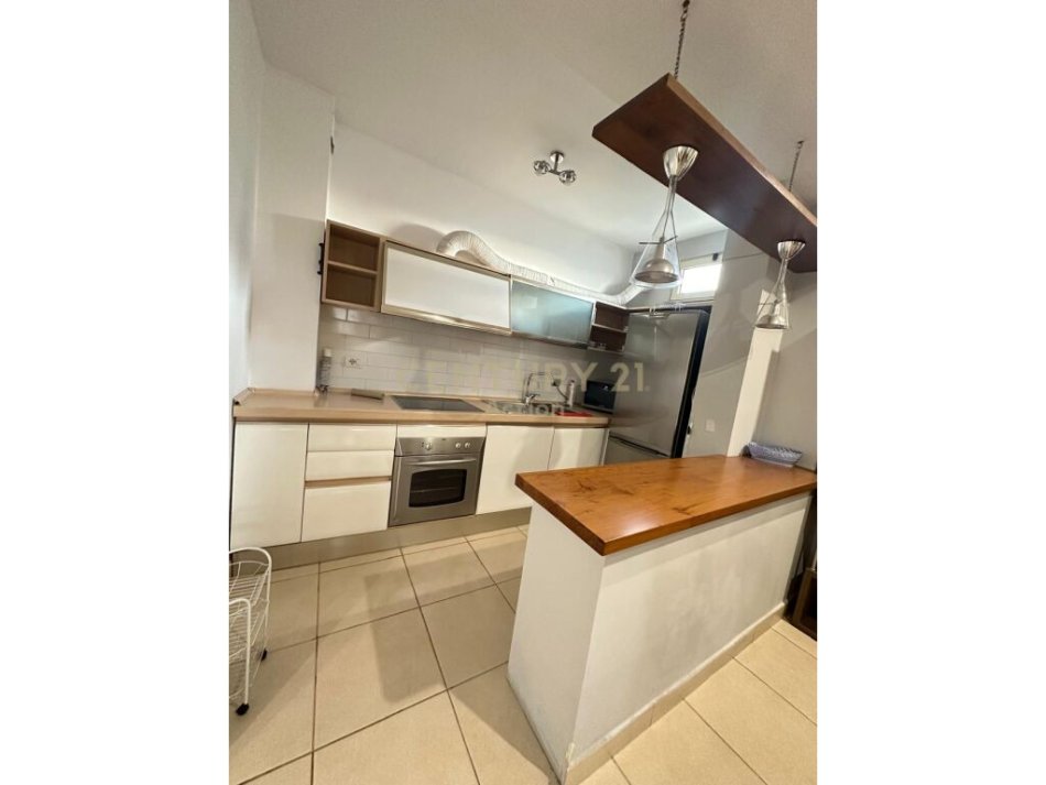 Tirane, jepet me qera apartament 2+1 Kati 7, 127 m² 650 € (apartament 2+1+verande tek pazari i ri!)