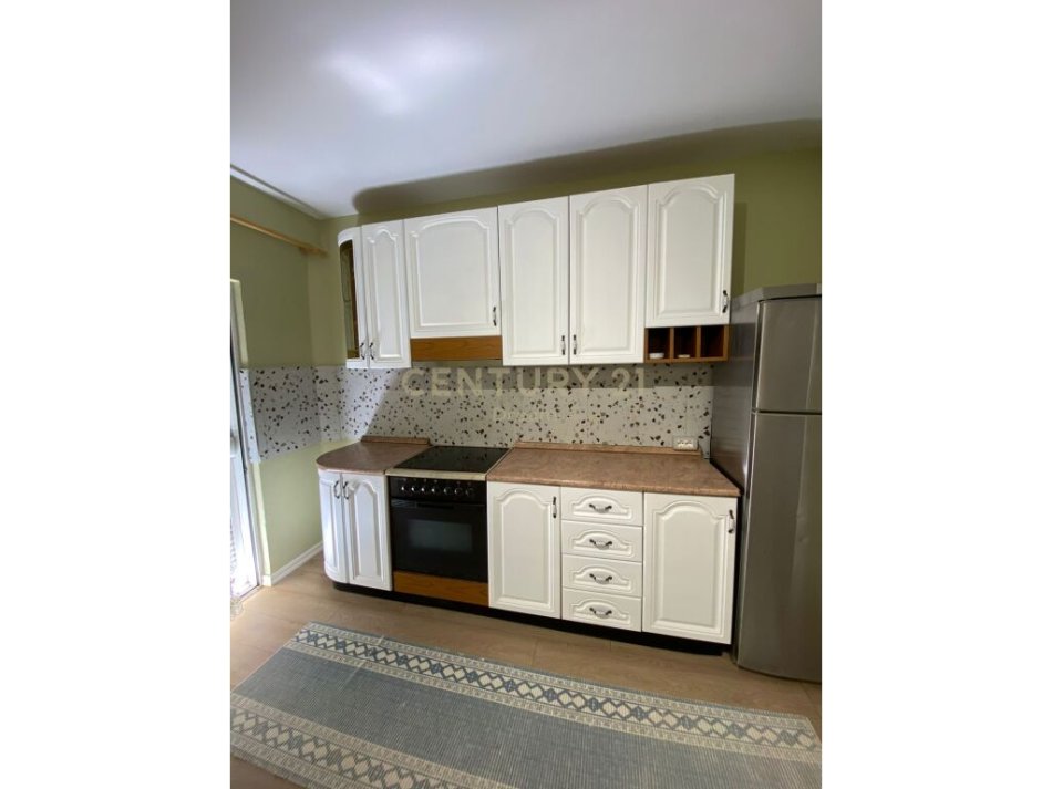 Tirane, jepet me qera apartament 3+1+Ballkon Kati 2, 101 m² 600 € (ne Xhamllik, ne Rrugen Xhanfize Keko)