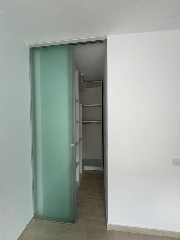 Tirane, jepet me qera apartament Kati 4, 850 € (Sheshi Skenderbej)