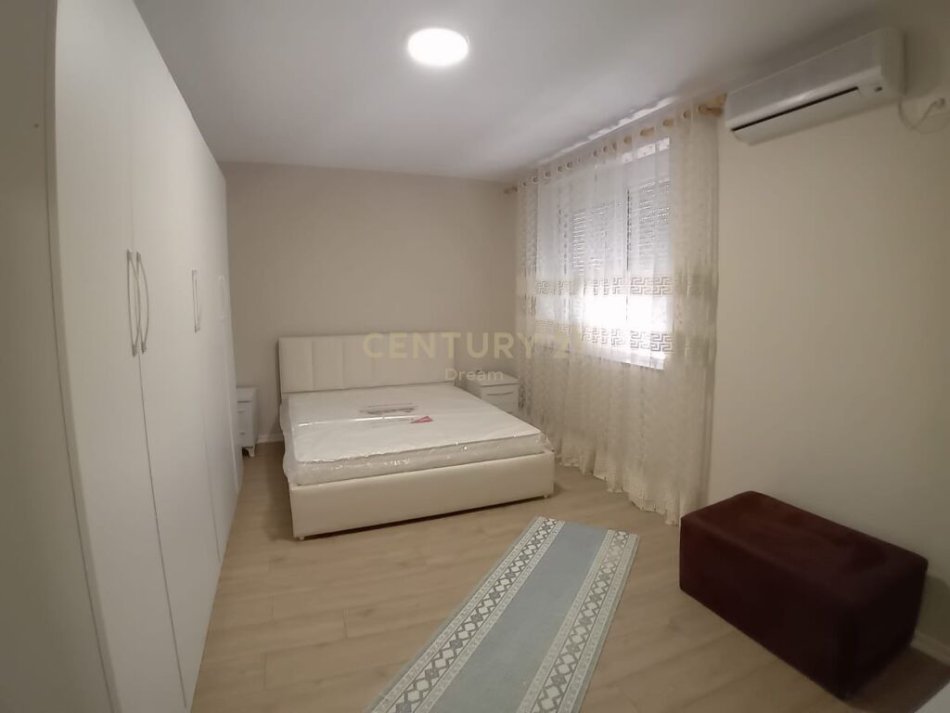 Tirane, jepet me qera apartament 3+1+Ballkon Kati 2, 101 m² 600 € (ne Xhamllik, ne Rrugen Xhanfize Keko)