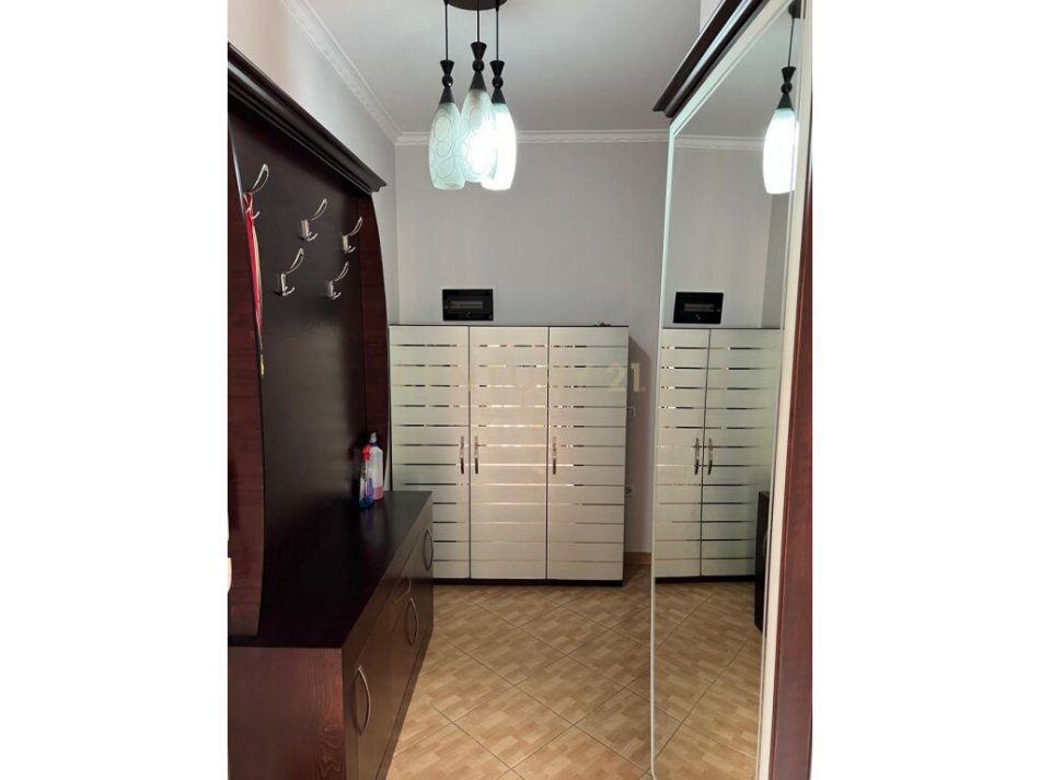 Tirane, jepet me qera apartament 2+1 Kati 5, 96 m² 500 € (tek Shkolla e Bashkuar, pallat i ri)