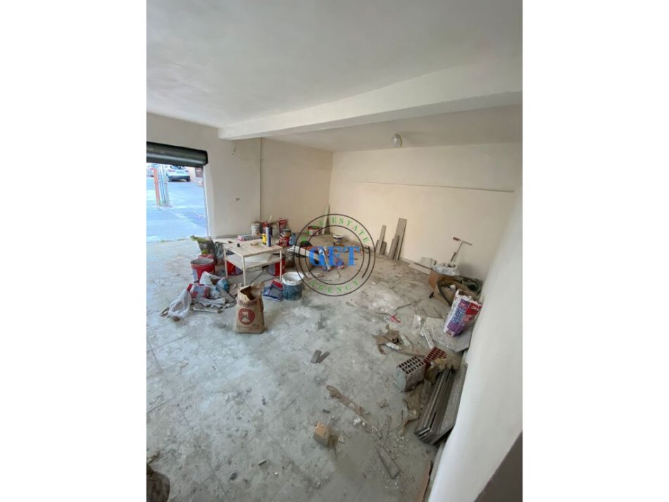 Durres, jepet me qera ambjent biznesi Kati 1, 40 m² 350 € (Gjykata)