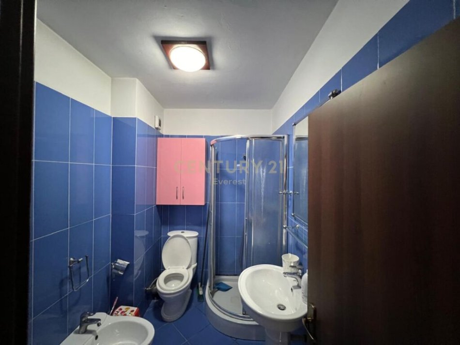 Tirane, jepet me qera apartament 2+1 Kati 5, 96 m² 500 € (tek Shkolla e Bashkuar, pallat i ri)