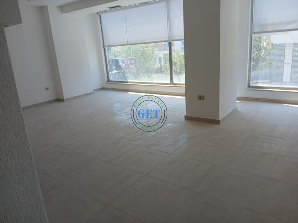 Durres, jepet me qera ambjent biznesi Kati 2, 110 m² 600 € (Drejtoria Policise)