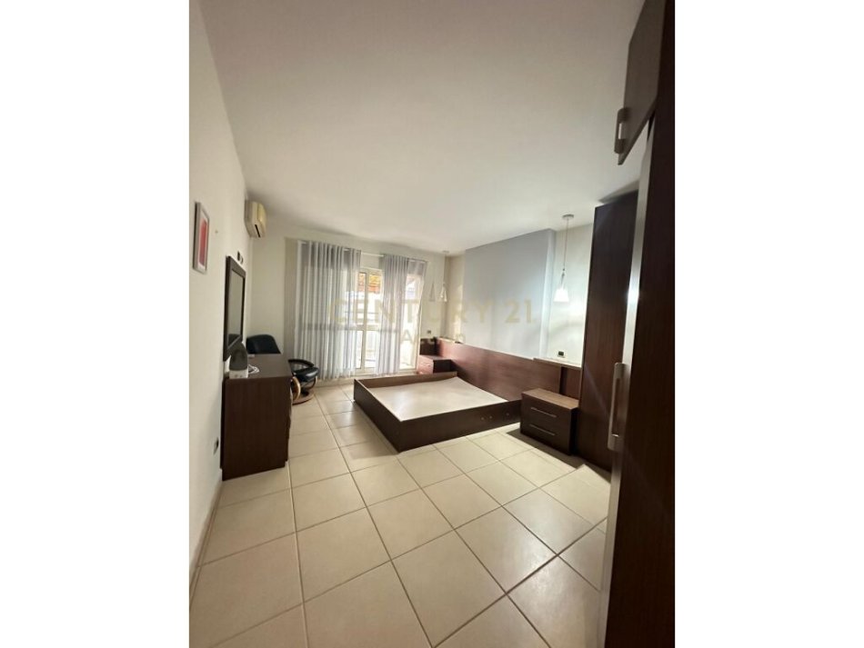 Tirane, jepet me qera apartament 2+1 Kati 7, 127 m² 650 € (apartament 2+1+verande tek pazari i ri!)