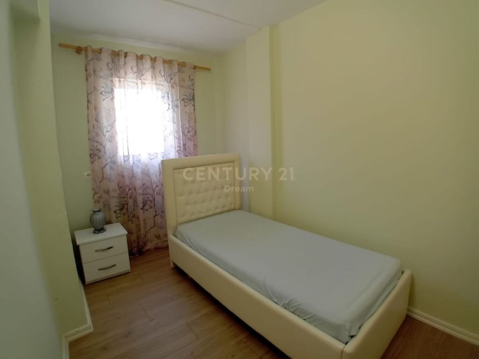 Tirane, jepet me qera apartament 3+1+Ballkon Kati 2, 101 m² 600 € (ne Xhamllik, ne Rrugen Xhanfize Keko)